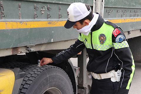 Denizli’de kış lastiği takmayan 10 sürücüye ceza