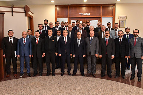 Din görevlileri toplumla iç içe olmalı