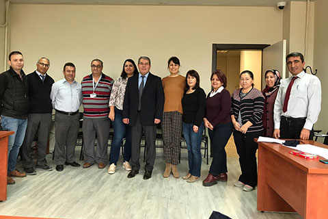 Eğitim Fakültesi personeli iletişimi öğreniyor