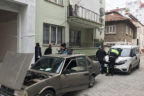 Polisten kaçan şüpheliler çıkmaz sokağa girince yakalandı