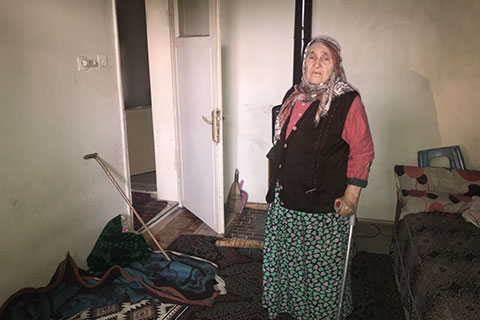 Anne ve oğlu sobadan sızan gazdan zehirlendi