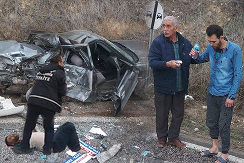 Minibüsle otomobil çarpıştı; 3 yaralı