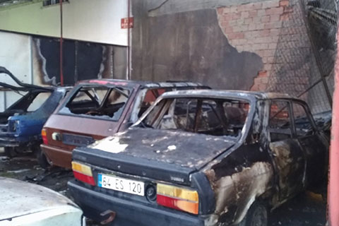 Sanayi sitesindeki yangında 3 araç yandı