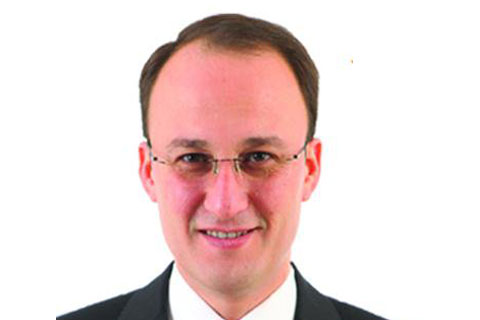 Avni Örki: “Sevmeye sevilmeye geliyoruz”