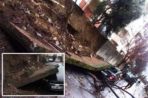 Acıpayam’da istinat duvarı çöktü