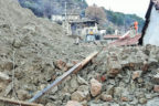 Buldan’da yıkılan duvar elektrik direğini evin üzerine devirdi