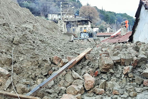 Buldan’da yıkılan duvar elektrik direğini evin üzerine devirdi