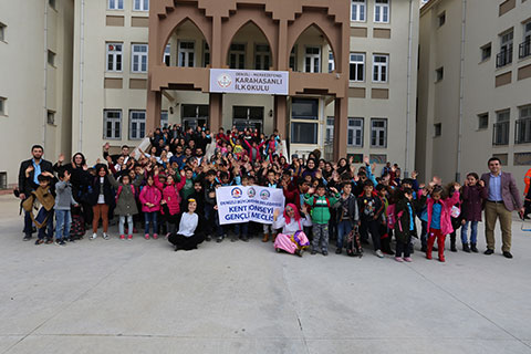 Okullar gençler ile renkleniyor