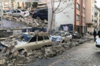 Duvar yıkıldı, araçlar altında kaldı