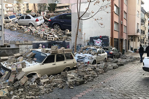 Duvar yıkıldı, araçlar altında kaldı