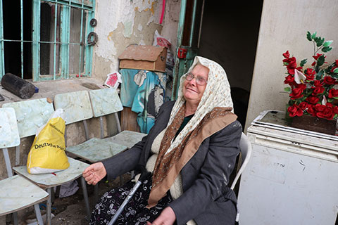 Evi yanan yaşlı kadın yardım bekliyor
