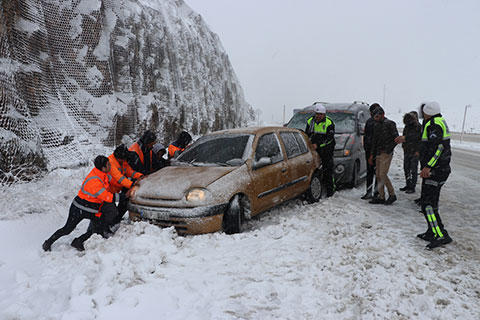 Kar ulaşımı olumsuz etkiliyor. Kazalar birbiri ardına geldi