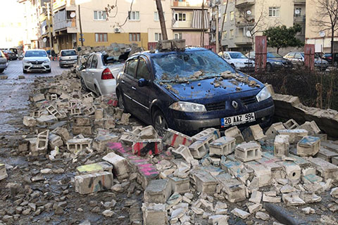 Yangına kurban olan Kurşunluoğlu Konağı’nın duvarı da gitti