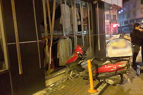 Mağazaya giren motorlu kurye yaralandı