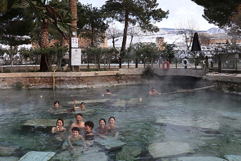 Pamukkale’de kar altında termal havuz keyfi