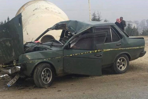 Otomobil beton mikserine çarptı: 1 ölü