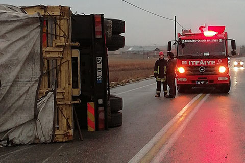 Sarayköy’de otomobil ile kamyon çarpıştı: 1 yaralı