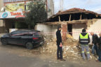 Şemikler’de çöken bahçe duvarı araca zarar verdi