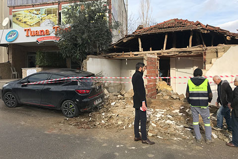 Şemikler’de çöken bahçe duvarı araca zarar verdi
