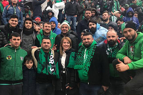 Doğan açık tribünde maç izledi, sosyal medya yıkıldı