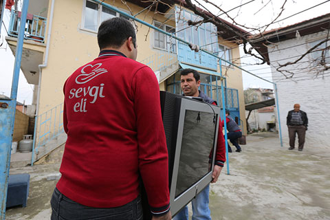Evi yanan yaşlı çifte Büyükşehir Sevgi Eli sahip çıktı