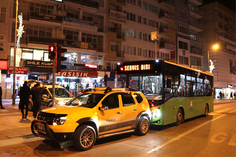 El frenini çekmeyi unuttu, otobüse çarparak durdu