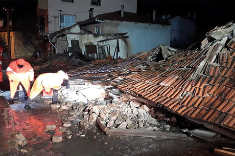 Sağanak yağmur nedeniyle koruma altındaki ev çöktü
