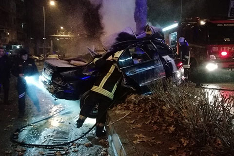 Kontrolden Çıkan otomobil ağaca çarptı: 1 Ölü 3 yaralı