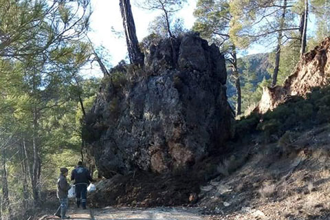 Acıpayam’da heyelan yol kapattı