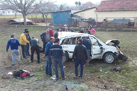 Acıpayam’da otomobil durağa çarptı, tarlaya uçtu: 3 yaralı