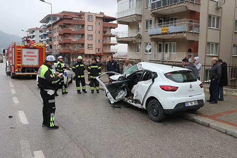 Ters yöne giren otomobile kamyon çarptı: 1 ölü 2 yaralı
