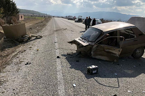 Acıpayam’da kaza: Otomobil ikiye bölündü
