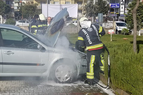 Park halindeki araç birden alev aldı