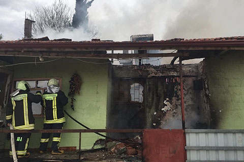 Çal’da tek katlı ev alevlere teslim oldu