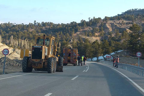 Heyelanın kapattığı yol trafiğe açıldı