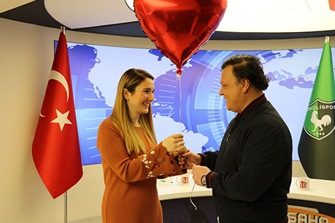 Sevgilisine canlı yayında evlilik teklifi yaptı