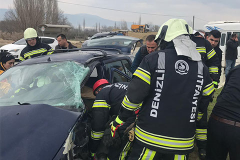 Kumkısık’ta öğrenci servisi ile otomobil çarpıştı: 8 yaralı