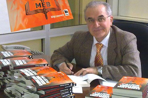 Gazalcı, fuarda kitaplarını imzalıyor