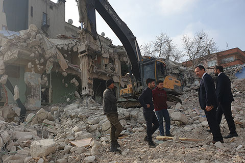 PAÜ Rektörü Bağ, yıkılan hastane binasını denetledi