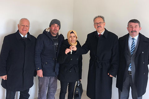 Tavas’ta TOKİ evleri teslim edildi