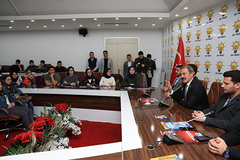 Milletvekili Şahin Tin, partili gençlerle buluştu