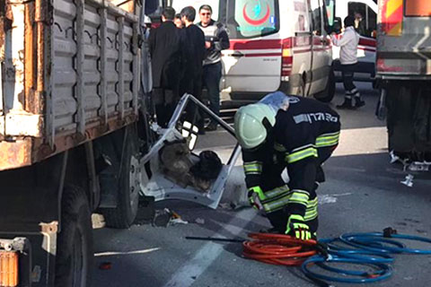 Kaza yaptığı araçta sıkışan arkadaşını bırakıp kaçtı