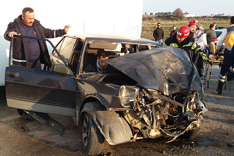 Trafik kazasında 3 kişi yaralandı araç hurdaya döndü