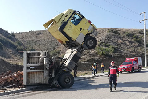 Aktepe’de TIR şaha kalktı, kasadaki tomruklar devrildi