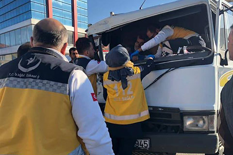 Ulus’ta kamyonet kamyona arkadan çarptı, bir kişi sıkıştı