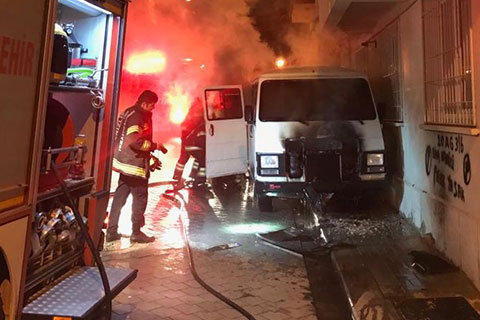Park halindeki minibüs alevlere teslim oldu