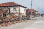 Depremin yarattığı hasar ortaya çıkıyor. Yıkılan evler var