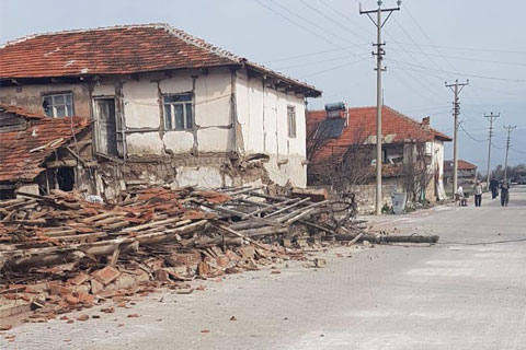 Depremin yarattığı hasar ortaya çıkıyor. Yıkılan evler var