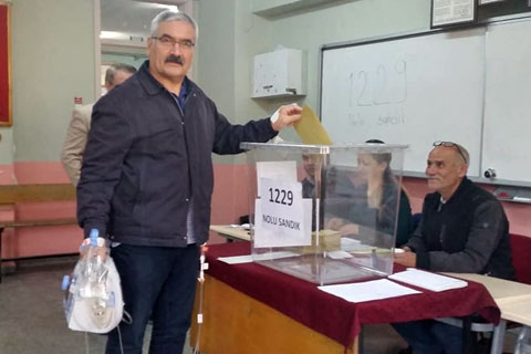Cenaze demedi, sağlık demedi, sandığa koştu