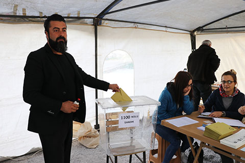 Deprem bölgesi Acıpayam’da oylar çadırda kullanılıyor